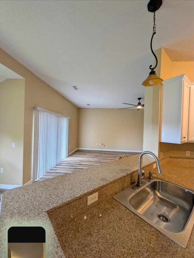 5211 Moore Loop