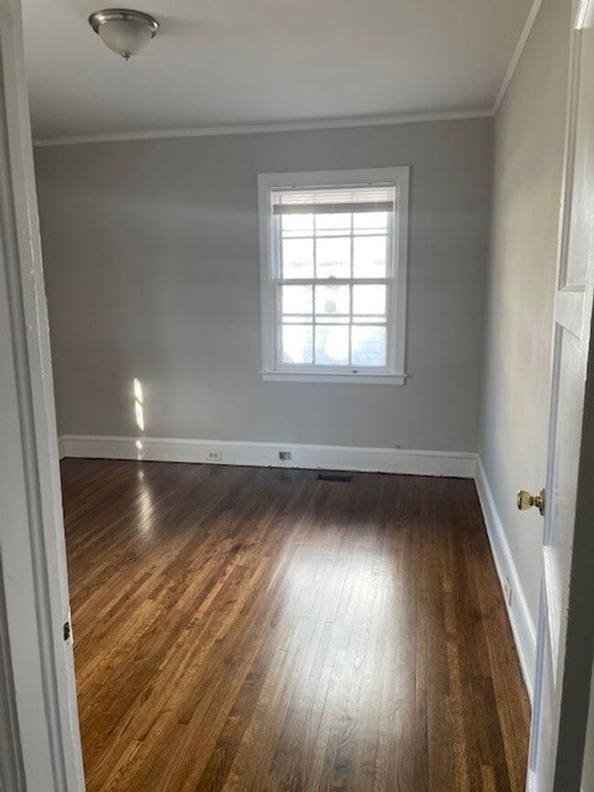 Building Photo - Two Bedroom House