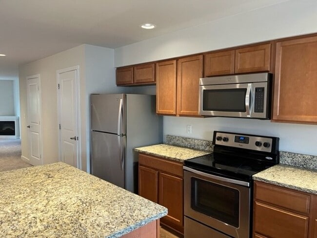 Building Photo - Modern 3 bedroom Townhomes with Garage