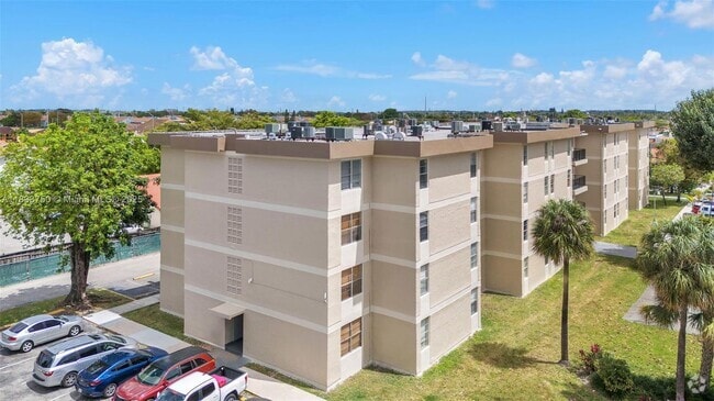 Building Photo - 1825 W 56th St Unit 111 Rental