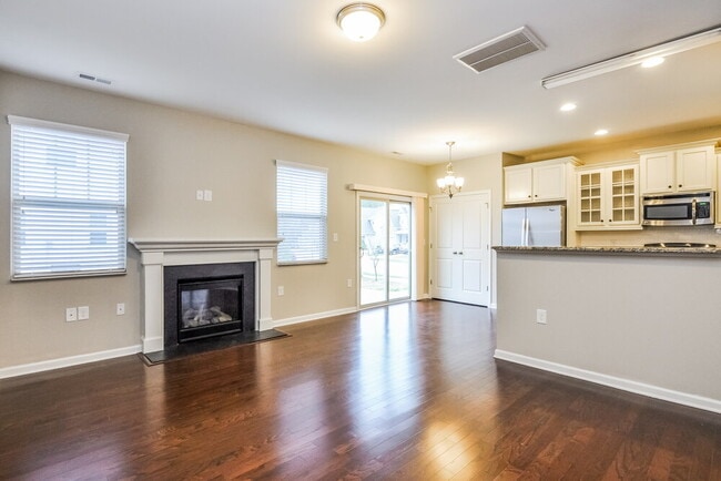 Photo - 600 Lavenham Ln