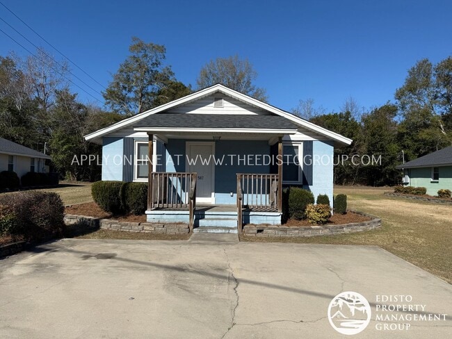 Freshly Renovated 3-Bedroom with Screened Porch - Freshly Renovated 3-Bedroom with Screened Porch