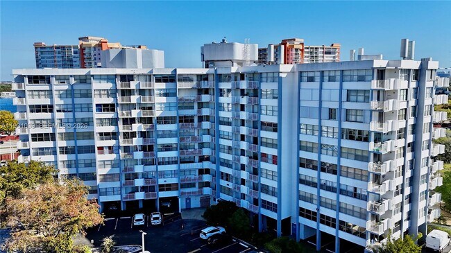 Building Photo - 1200 NE Miami Gardens Dr Unit 1011W
