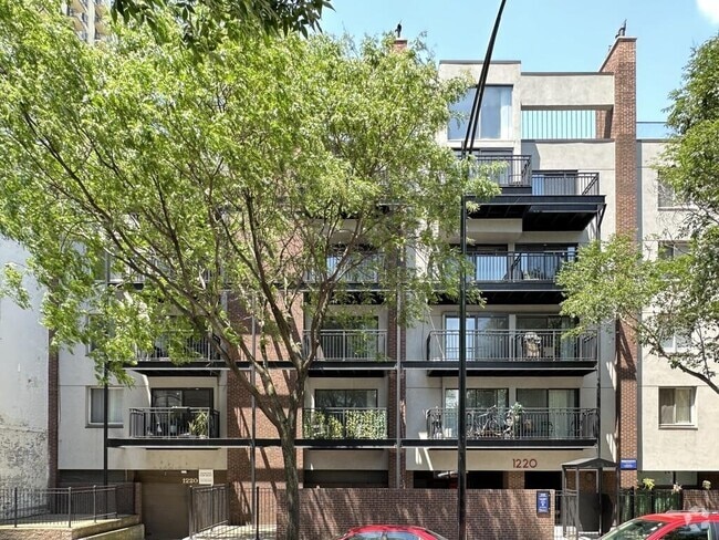 Building Photo - 1220 N La Salle Dr Rental