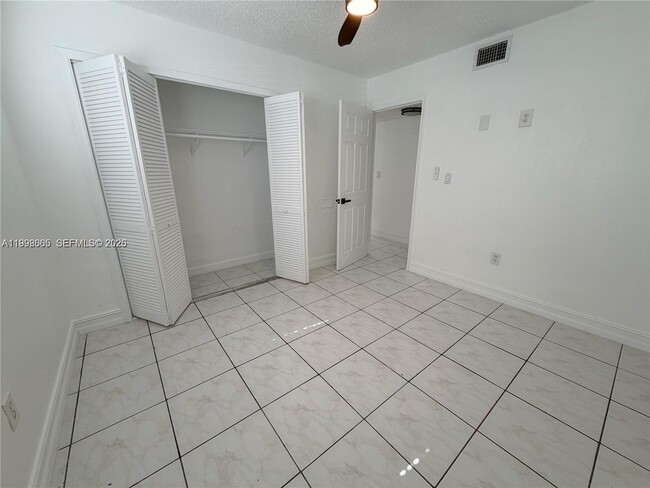 Photo - 2565 W 56th St Unidad 101