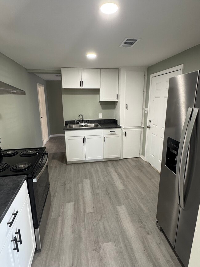 Building Photo - 105 N Avenue D