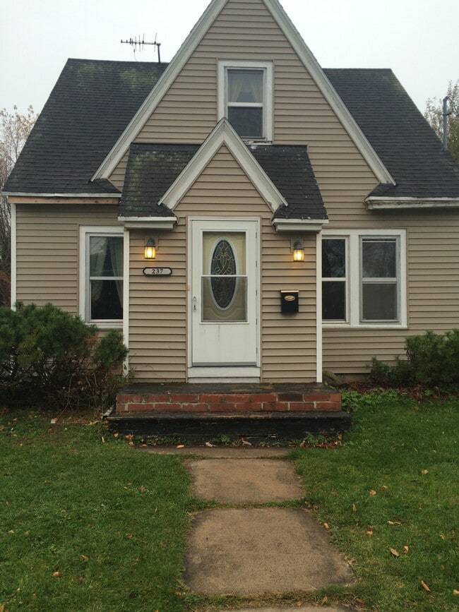 Single Family, Pet Friendly Home - 237 Lake St