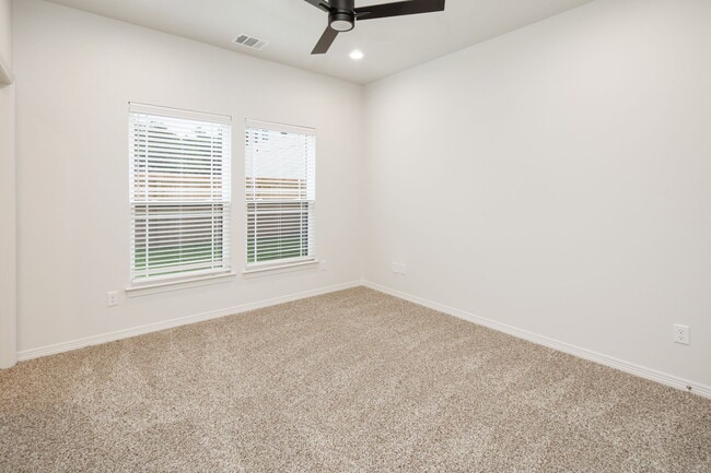 Photo - 2106 Crest St