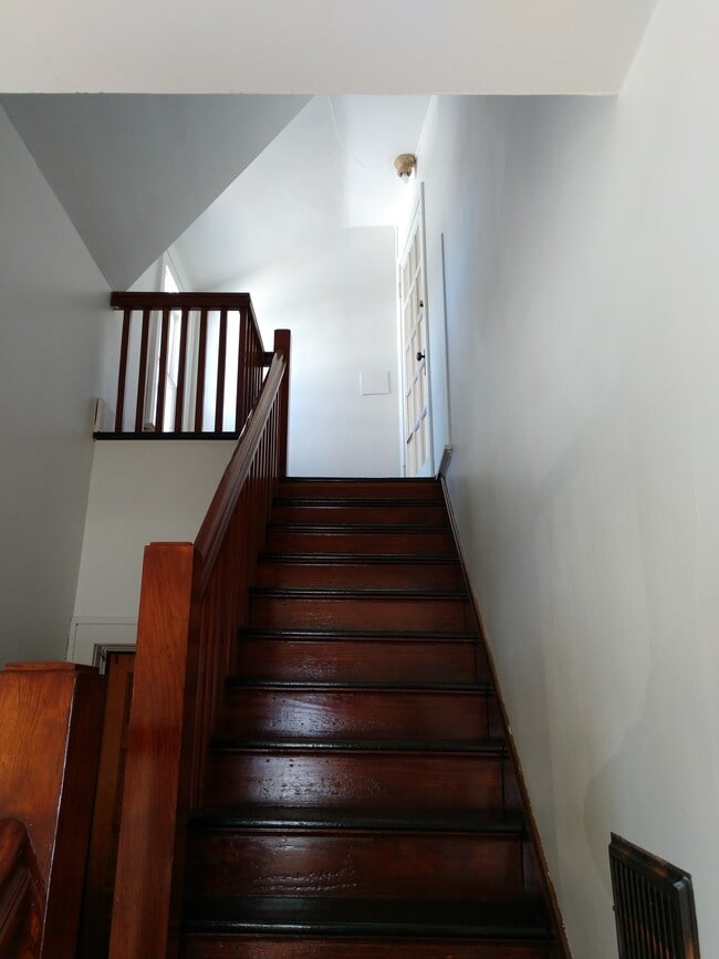 Building Photo - 408 N Albany St Unit Upper