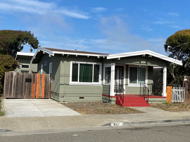 Photo - 467 42nd St