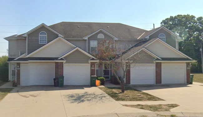 Building Photo - Spacious 2BR 2.5 BA Home w/ Granite tops + Garage in Blue Springs