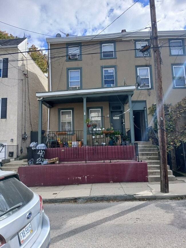 Building Photo - 409 DuPont St Unit 2nd Rental