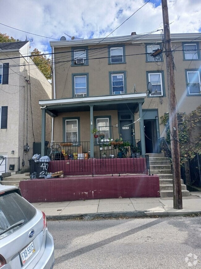 Building Photo - 409 DuPont St Unit 2nd Rental