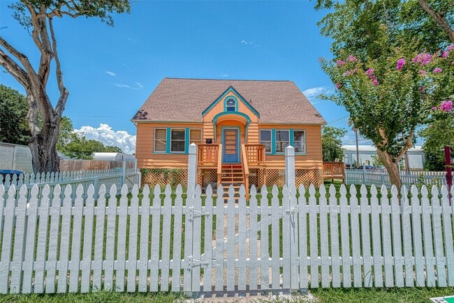 Photo - 1502 Main St