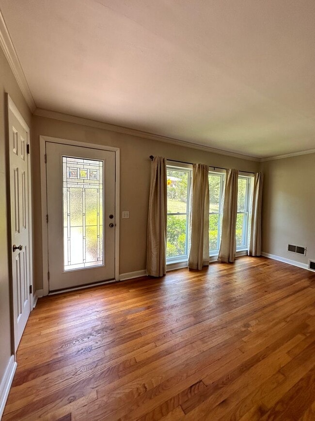 3221 Foxhall Rd