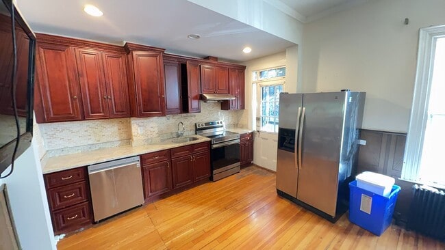 Building Photo - 3 Level Brownstone on Charming Street