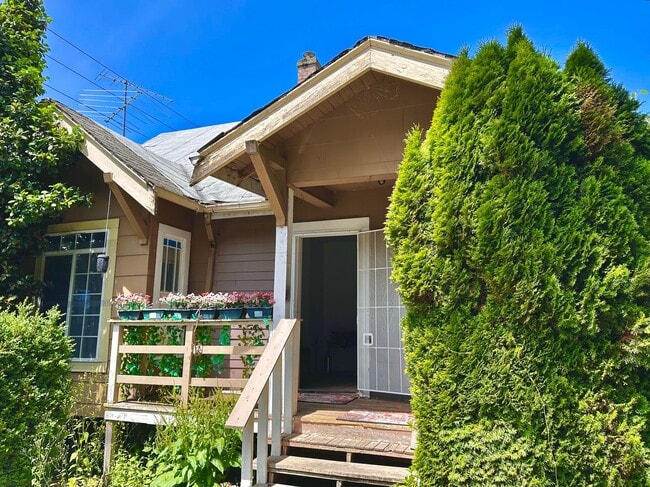 Spacious 3BR 2BA | 3-Level Home in Renton - Spacious 3BR 2BA | 3-Level Home in Renton