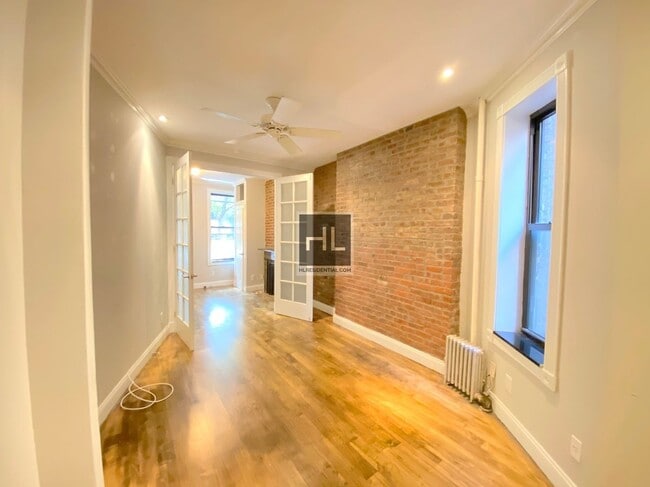 Building Photo - BARROW ST. Unit 2B