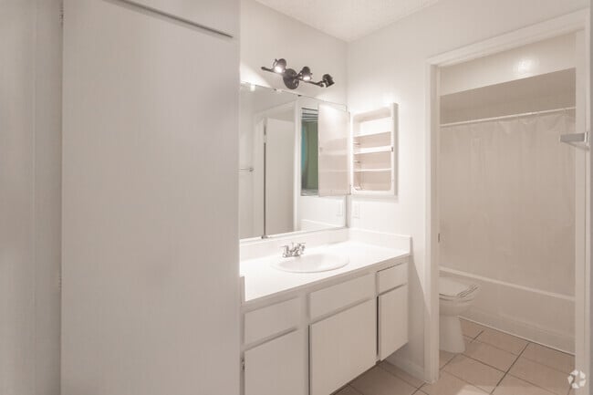 2BR,2BA - 945SF- Bathroom