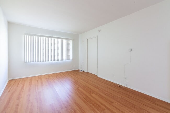 Photo - 667-669-669 Levering Ave Unit 7