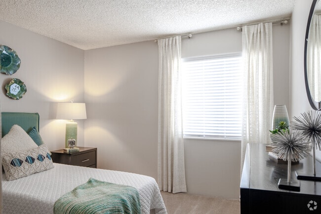 2BR, 1BA - 840SF - Montebello Gardens