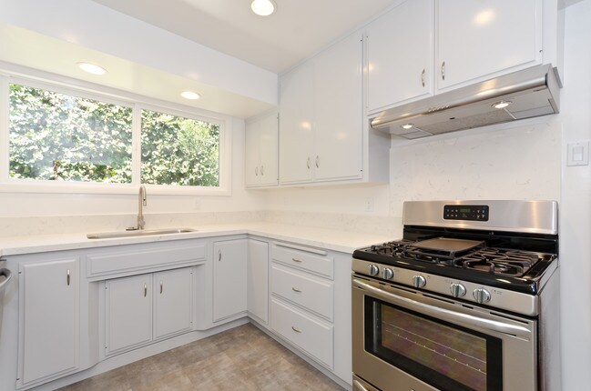 Photo - 8410 Harold Way