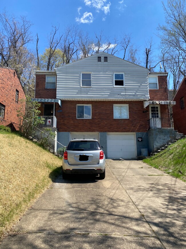 FRONT DRIVEWAY - 926 Oranmore St House