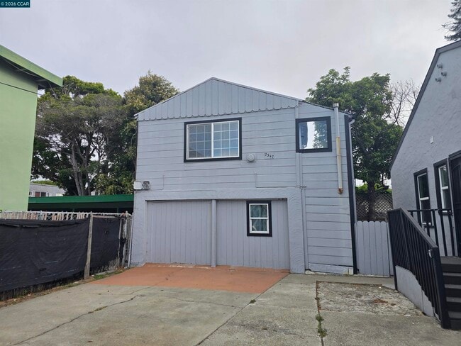 Building Photo - 2347 Roosevelt Ave
