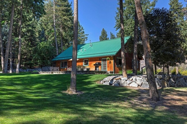 Building Photo - Lolo 4 bedroom, 2 bath, 2,520 Sq. Ft. home...