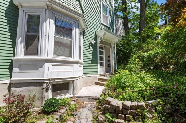 Building Photo - Enjoy City Living in this Well-Maintained 3-Bedroom in Boston, MA Unit 2