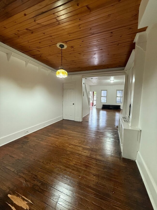 Photo - 933 Beatty St