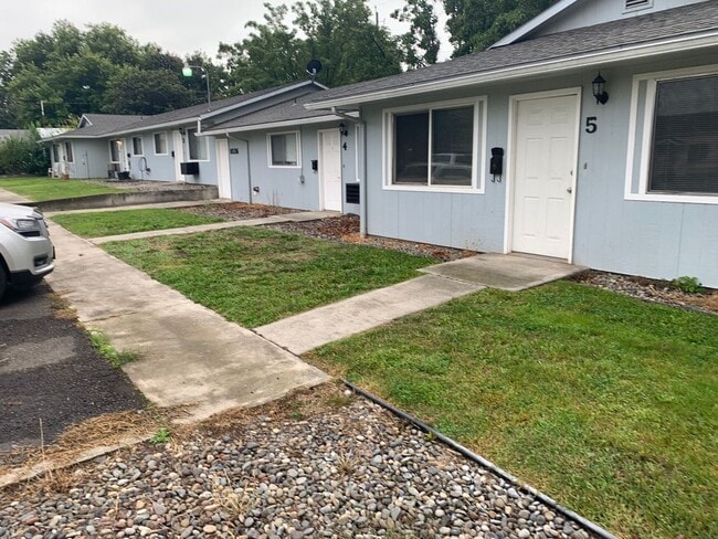 Building Photo - 2 Bed/1 Bath Apartment in Clarkston, WA Unit 5