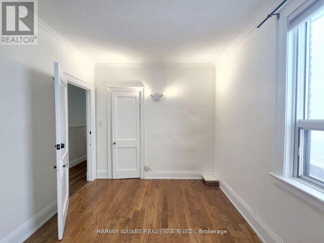 Photo - 832 St Clair Ave W