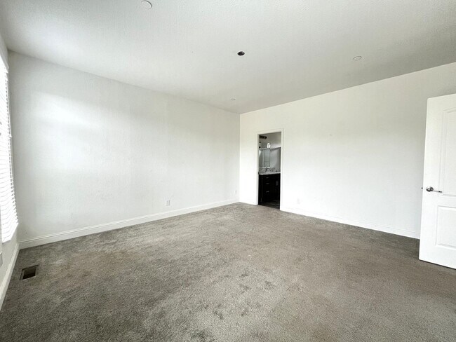 Photo - MOVE IN READY! SPACIOUS 3 BEDROOM, 2 BATHR...