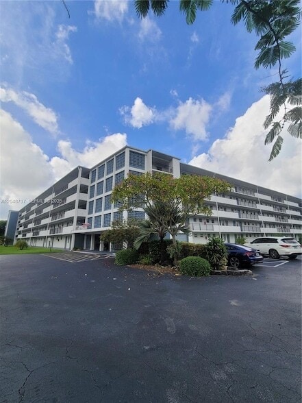 Building Photo - 950 Hillcrest Dr Unit 109