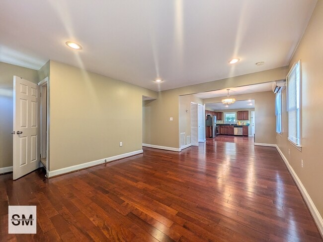 Photo - 127 N Huron Dr