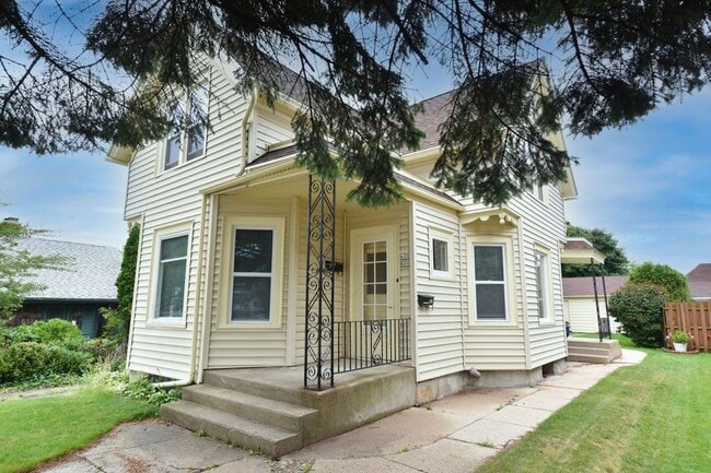 Building Photo - 610 N Wisconsin St