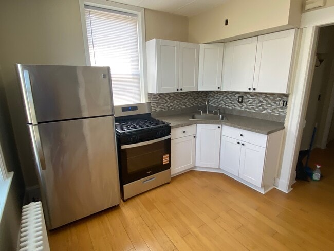 Building Photo - 544 Broad St Unit 2F Rental