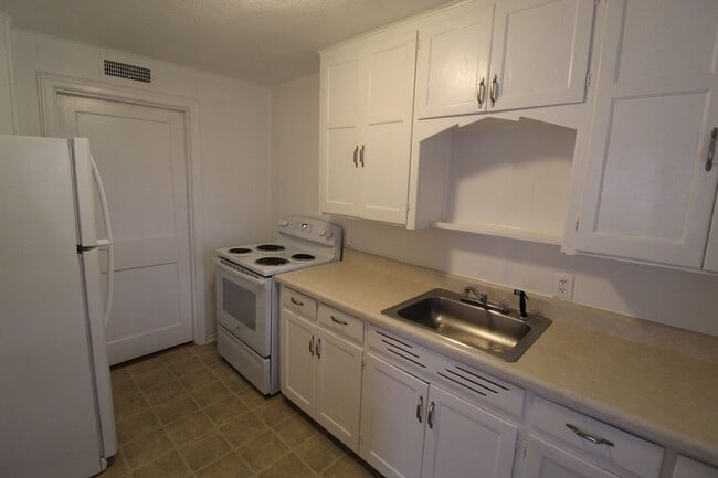 Photo - December FREE On This 1 Bedroom 1 Bath Duplex in Navy Hill Area in Olathe