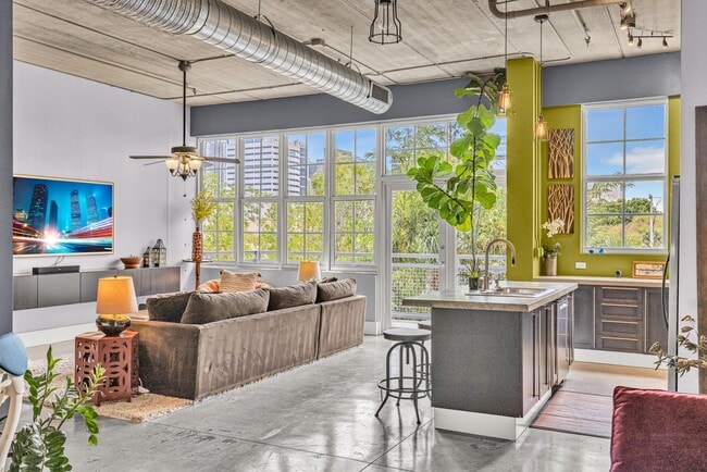 Building Photo - 425 N Andrews Ave Unit 303