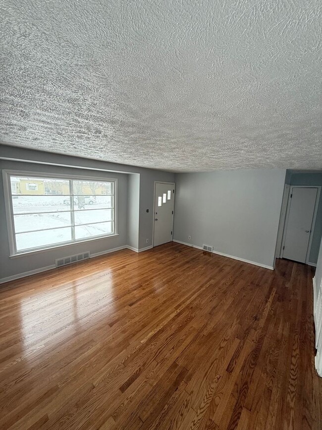 Building Photo - 4 Bedroom / 1 Bathroom House