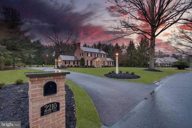 Photo - 2210 Boxmere Rd