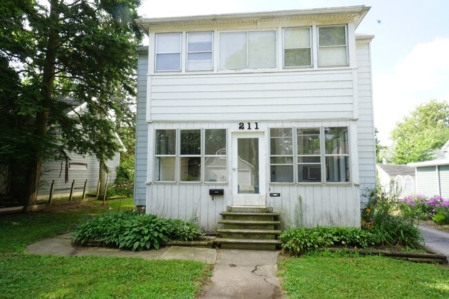 Building Photo - 211 Edwards Ave Unit 1