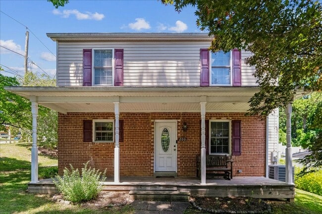 Building Photo - Cozy 3BE/2.5BA Colonial in Takoma Park with screened porch!