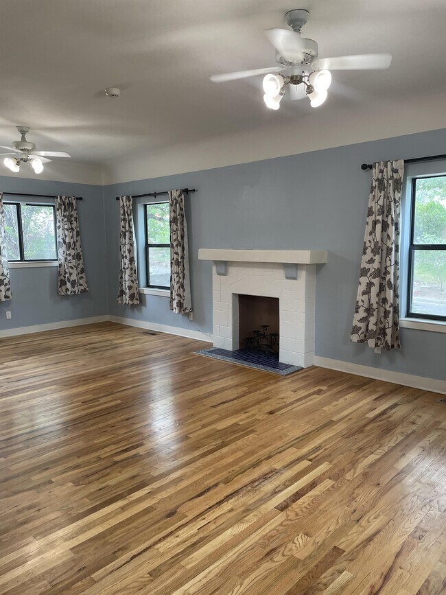 Photo - 437 Maple St NE