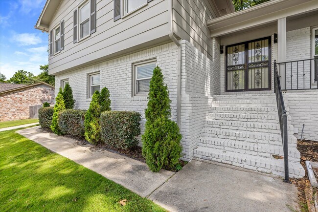 Photo - 1305 Hiwan Trail SE
