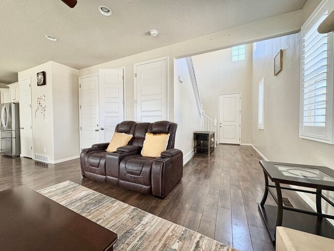Photo - 3 Bed, 2.5 Bath Lakeview Home with Private Yard in Quiet Neighborhood!