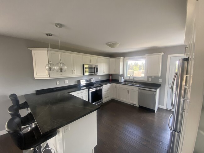 Building Photo - 166 Cougar Crescent Unit 1