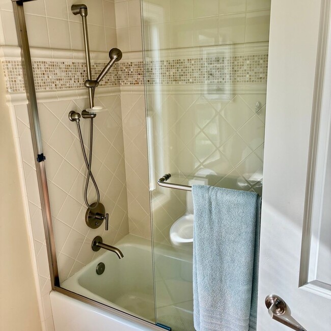 Photo - #110: WHITE HOUSE - UNOFFICIAL (JEFF GINSBURG ROOMMATES) Unit UPSTAIRS S/E ROOM