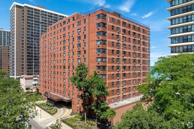 Building Photo - 5815 N Sheridan Rd Unit 403